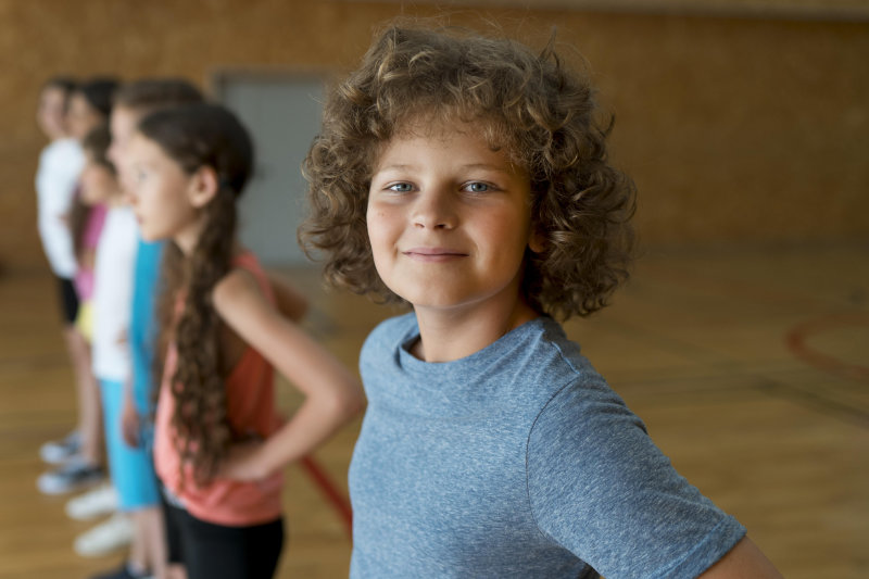enfants souriants dans le gymnase de l ecole